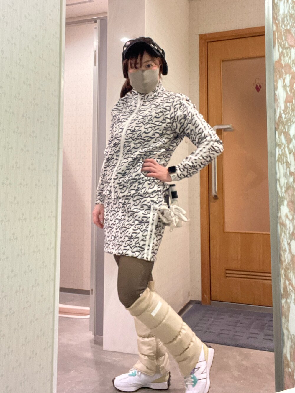 「ゴルフ、ゴルフウェア、ゴルフコーデ、ゴルフ女子、ジュンアンドロペ」｜「JUN&ROPE'のはっ水タフタ中わたレッグウォーマー（レッグウォーマー、ベージュ系）」を使った、qurocheさん（レディース・156cm）の春コーディネートの2枚目の写真
