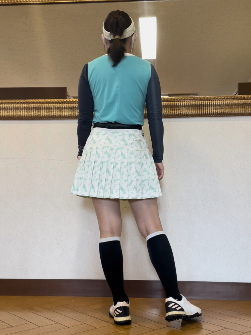 「ゴルフ、ゴルフウェア、ゴルフコーデ、ゴルフ女子」｜「adidasのアディパワー フォージド ボア 【adidas Golf/アディダスゴルフ】 / Adipower 4orged Boa（スニーカー、ホワイト系）」を使った、qurocheさん（レディース・156cm）の秋コーディネートの2枚目の写真