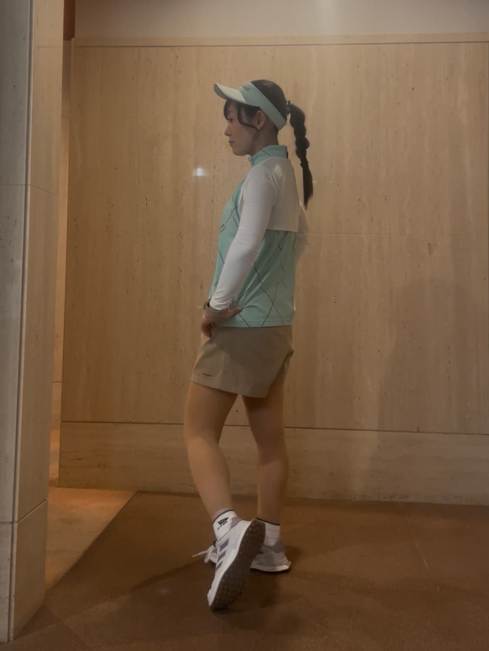 ホワイト系のスニーカー、ベージュ系のその他パンツ、グリーン系のTシャツ/カットソーを着用したレディースの夏コーディネートの4枚目の写真