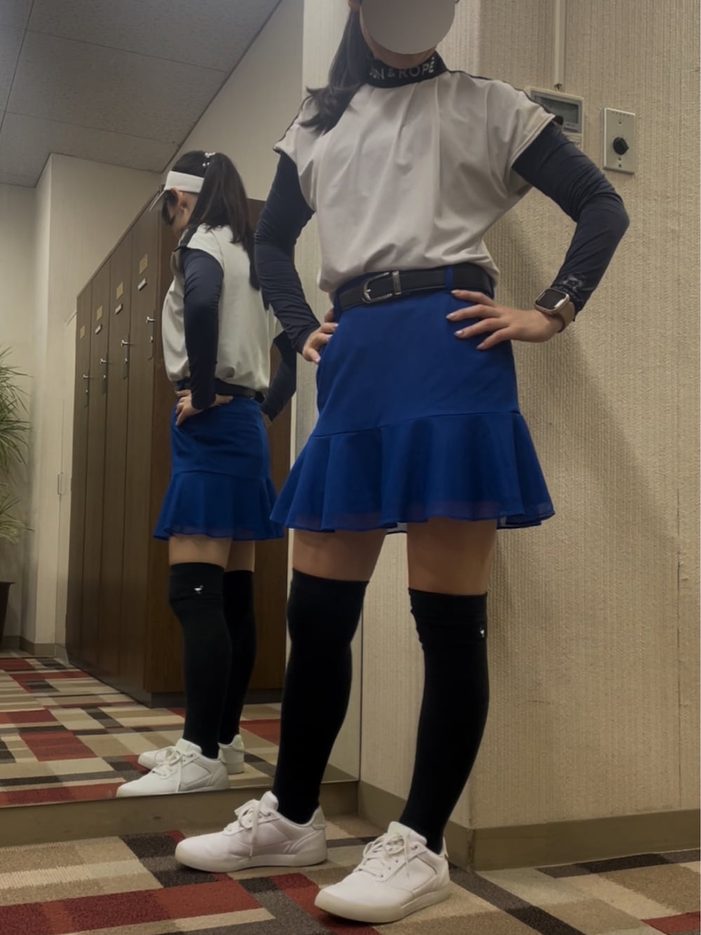 ホワイト系のTシャツ/カットソー、ブルー系のスカートを着用したレディースの春コーディネートの3枚目の写真