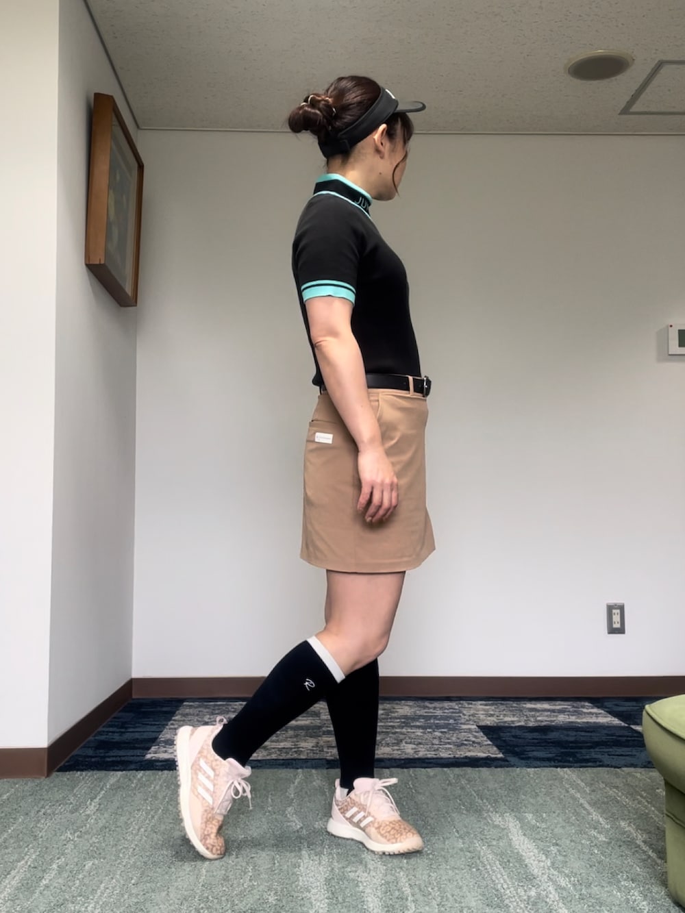 ベージュ系のスカート、ブラック系のニット/セーターを着用したレディースの夏コーディネートの3枚目の写真