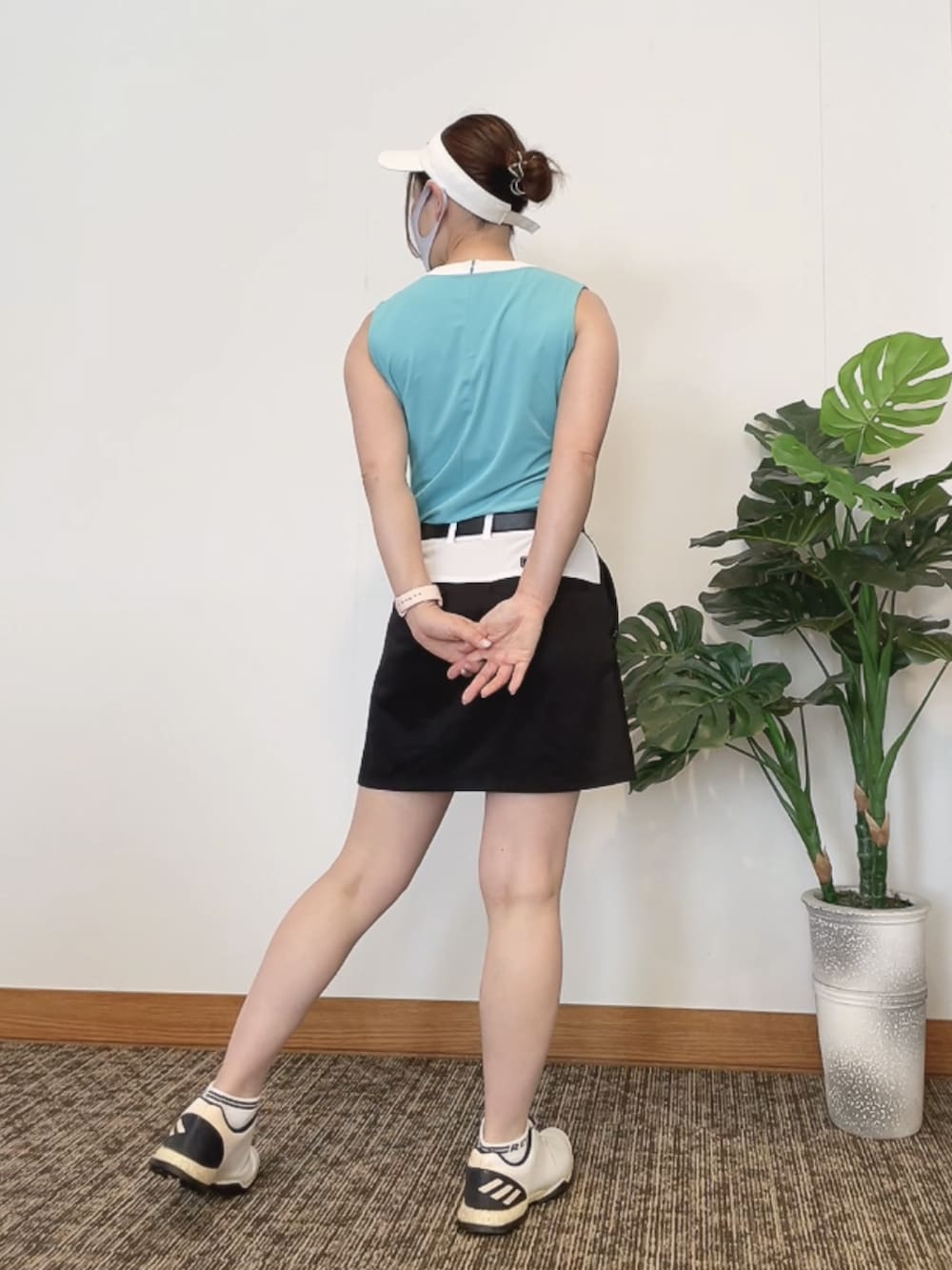 「ゴルフ、ゴルフウェア、ゴルフコーデ、ゴルフ女子」｜「JUN&ROPE'の【UV】【吸水速乾】切替ライン使いスリットノースリーブプルオーバー（Tシャツ/カットソー、グリーン系）」を使った、qurocheさん（レディース・156cm）の夏コーディネートの3枚目の写真
