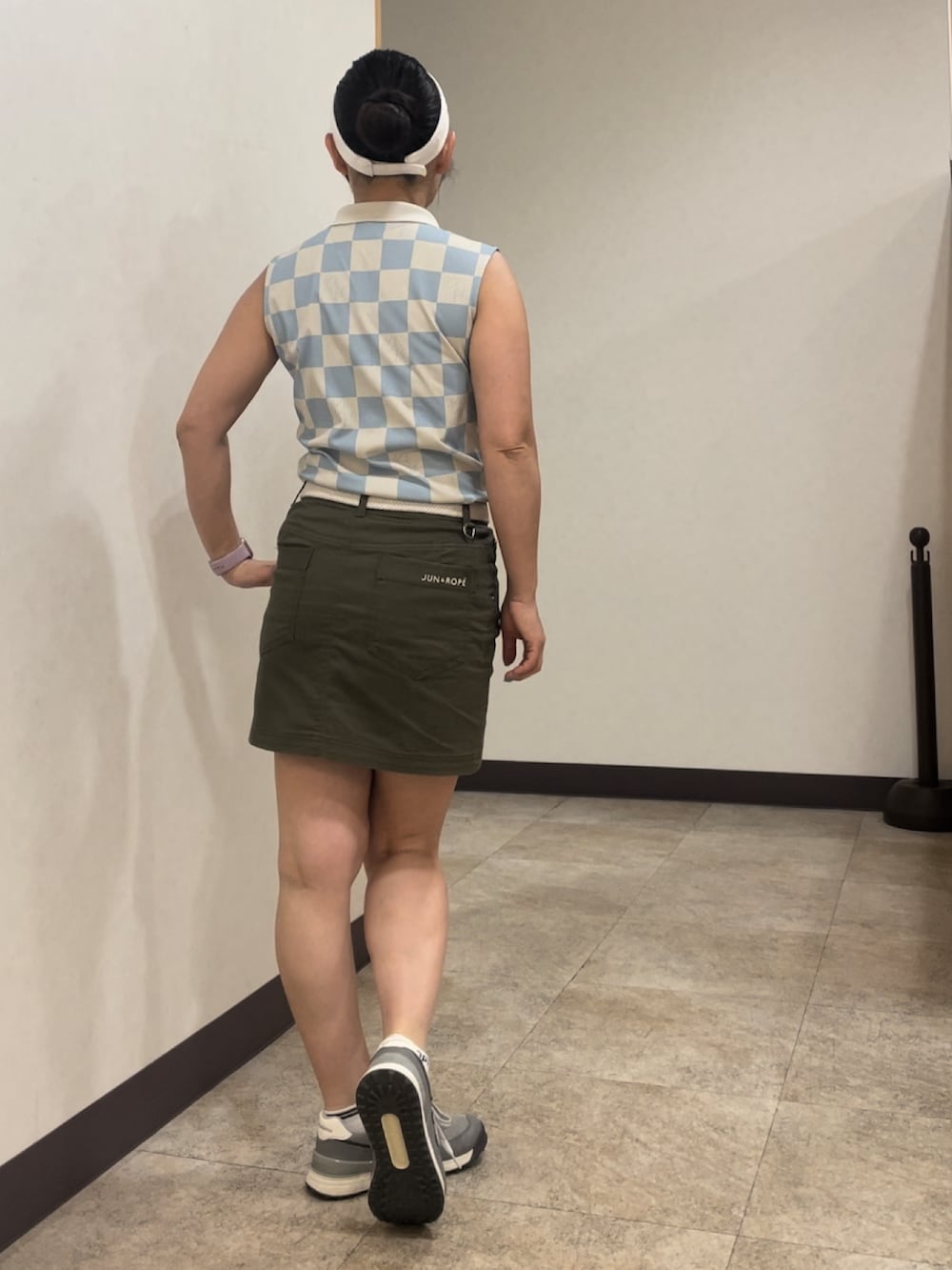 「ゴルフコーデ、ゴルフ、ゴルフウェア、ゴルフ女子、JUN AND ROPÉ」｜「JUN&ROPE'のチェッカーボード柄ノースリーブポロ（ポロシャツ、ブルー系）」を使った、qurocheさん（レディース・156cm）の夏コーディネートの3枚目の写真