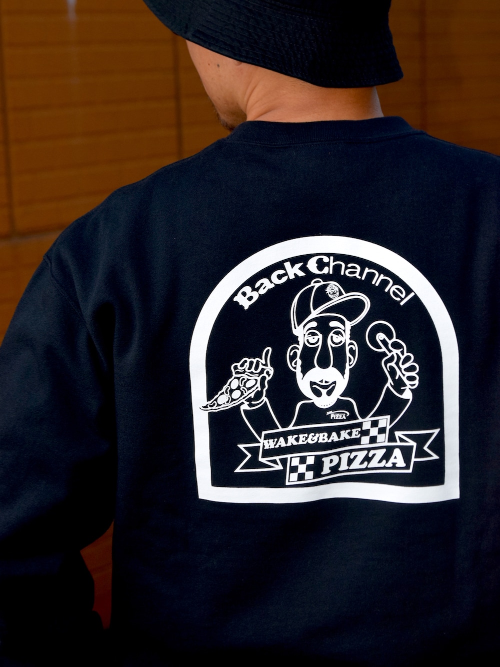 ブラック系のスウェット、グリーン系のカーゴパンツ、ブラック系のハットを着用したメンズの秋コーディネートの2枚目の写真