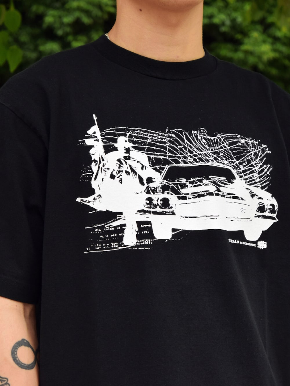 ブラック系のTシャツ/カットソー、ブルー系のデニムパンツを着用したメンズの夏コーディネートの2枚目の写真