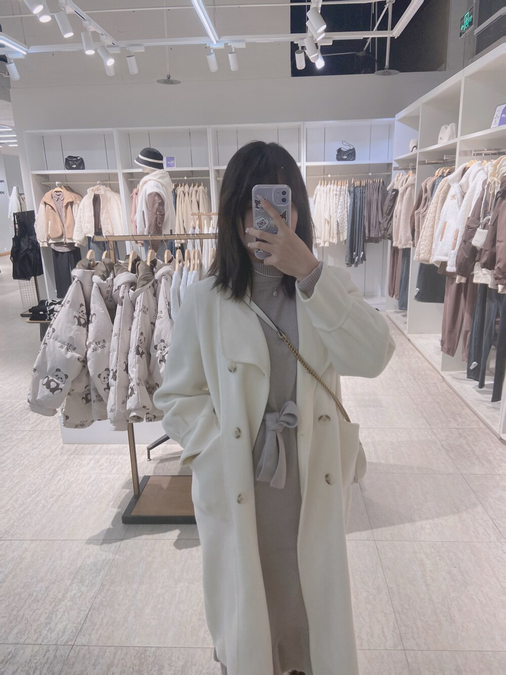 「オトナカジュアル、大人女子、シンプル、GRL、シンプルコーデ、冬コーデ、snidel、ミュウミュウ、MIUMIU、ブーツ」｜「GRLのウエストリボンニットワンピース（ワンピース、ベージュ系）」を使った、Linnnさん（レディース・165cm）の秋コーディネートの2枚目の写真