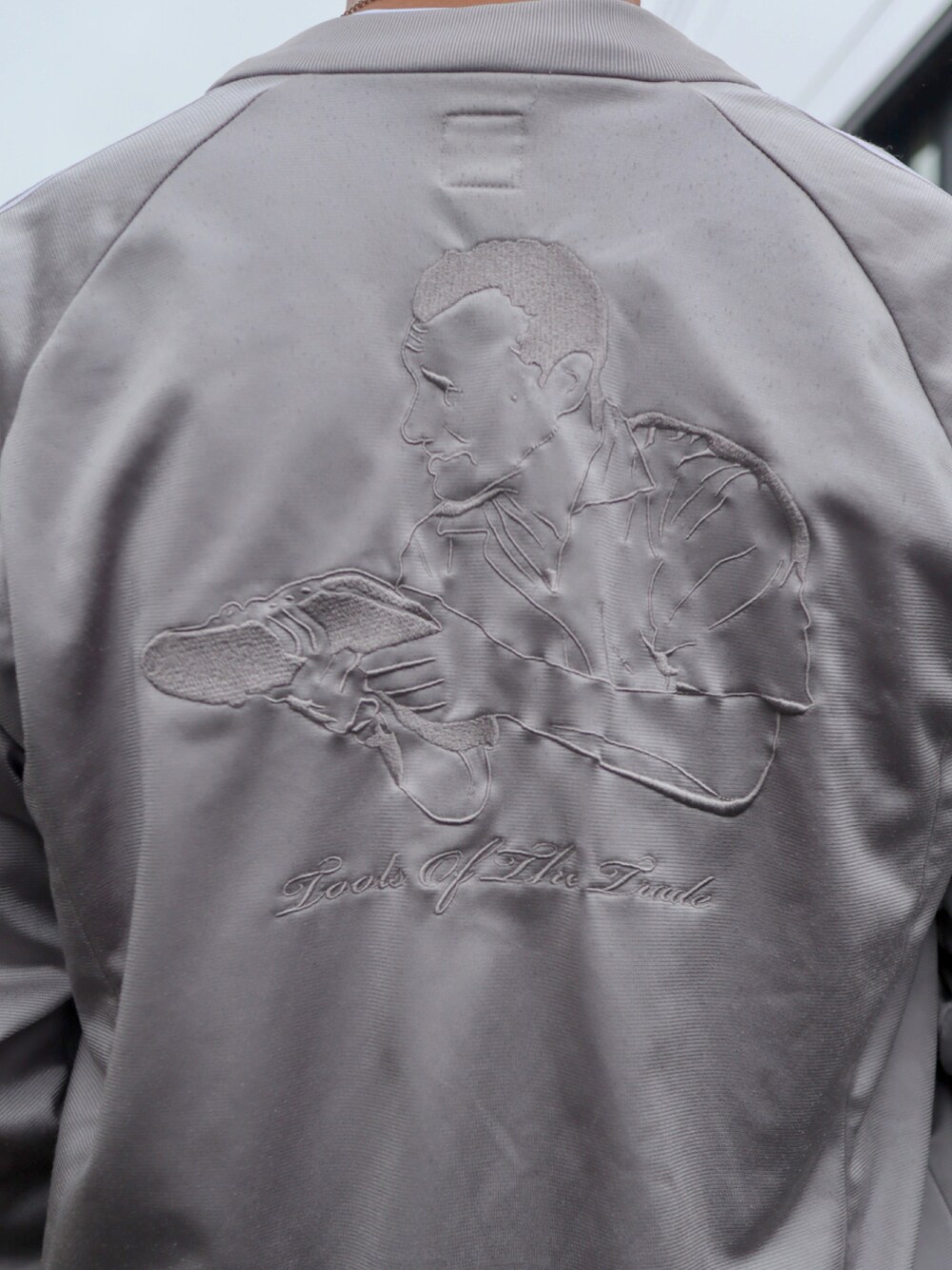 グレー系のジャージ、ブルー系のデニムパンツを着用したメンズの秋コーディネートの2枚目の写真