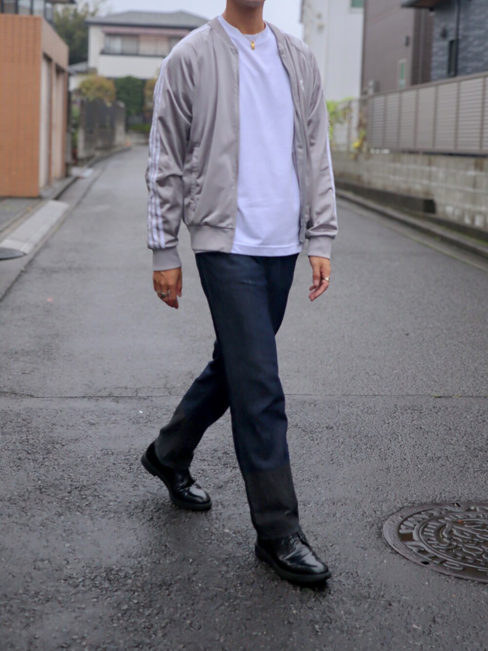 グレー系のジャージ、ブルー系のデニムパンツを着用したメンズの秋コーディネートの3枚目の写真