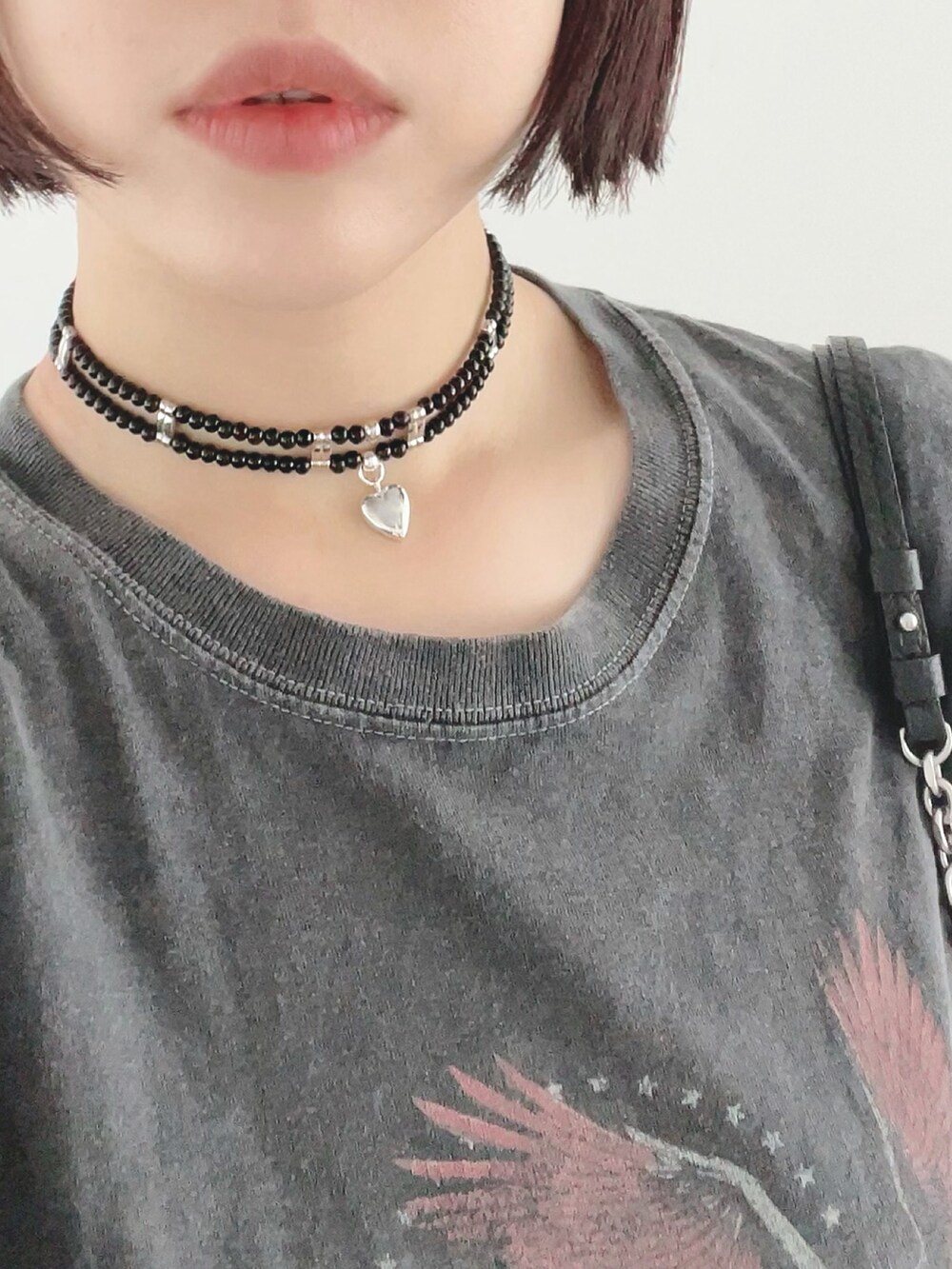 ブラック系のデニムパンツ、ブラック系のTシャツ/カットソー、ブラック系のサンダルを着用したレディースの夏コーディネートの2枚目の写真