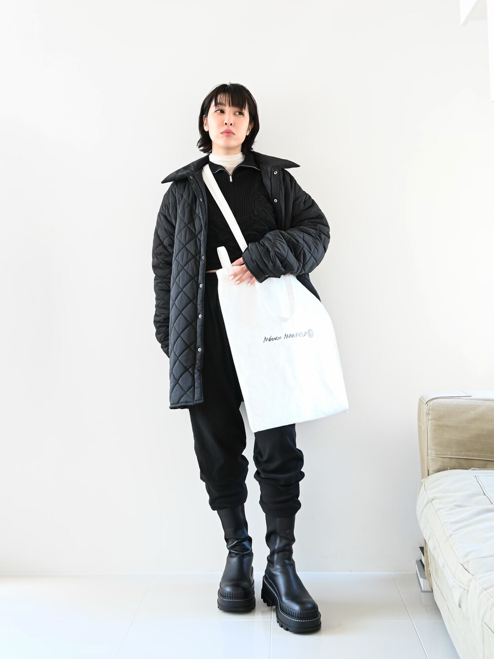 ブラック系のブルゾン、ブラック系のスウェットパンツ、ブラック系のニット/セーターを着用したレディースの冬コーディネートの2枚目の写真