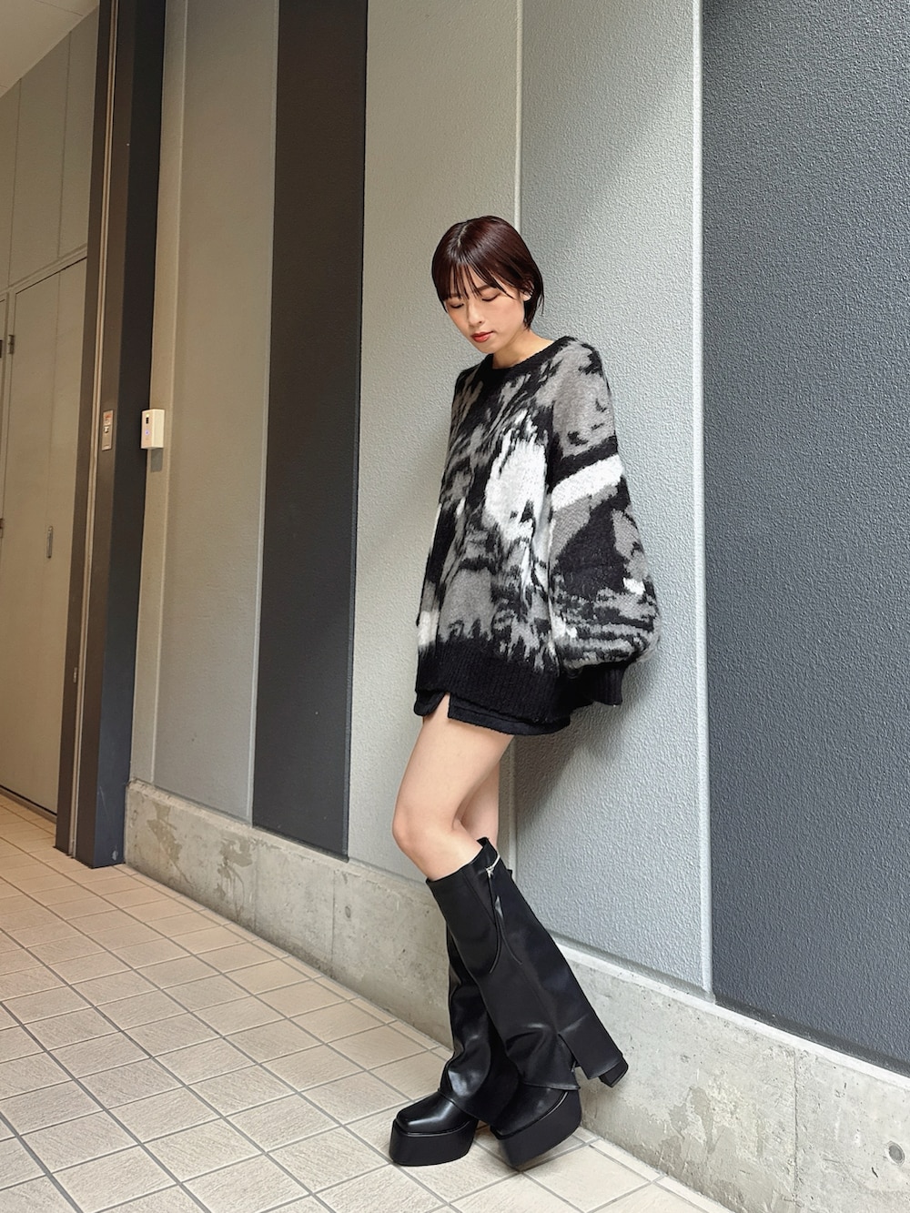 「ENVYM、envym_staff、ブラックコーデ、ニット、ルーズニット、ミニスカート、ロングブーツ、厚底シューズ、カジュアルコーデ、モノトーン、冬コーデ、デートコーデ」｜「ENVYMのカモフラルーズニット（ニット/セーター、ブラック系）」を使った、ENVYM_NARUMIさん（骨格ウェーブ・レディース・157cm）の冬コーディネートの2枚目の写真