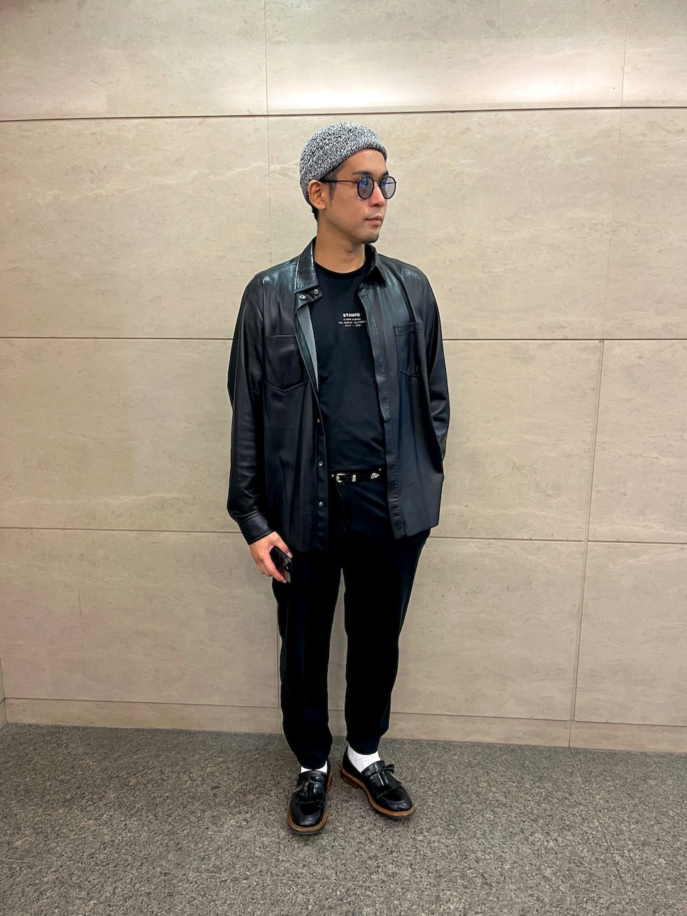 「秋服まるっと大公開、秋コーデ、レイヤードスタイル、秋のコーデ、メンズファッション、大人カジュアル、お出かけコーデ、休日コーデ、モノトーン、40代ファッション、ブラック、レザー、レザーシャツ、ニット帽」｜「THE NORTH FACEのアイテム（ニットキャップ/ビーニー、グレー系）」を使った、sasazunzunさん（メンズ・178cm）の秋コーディネートの2枚目の写真