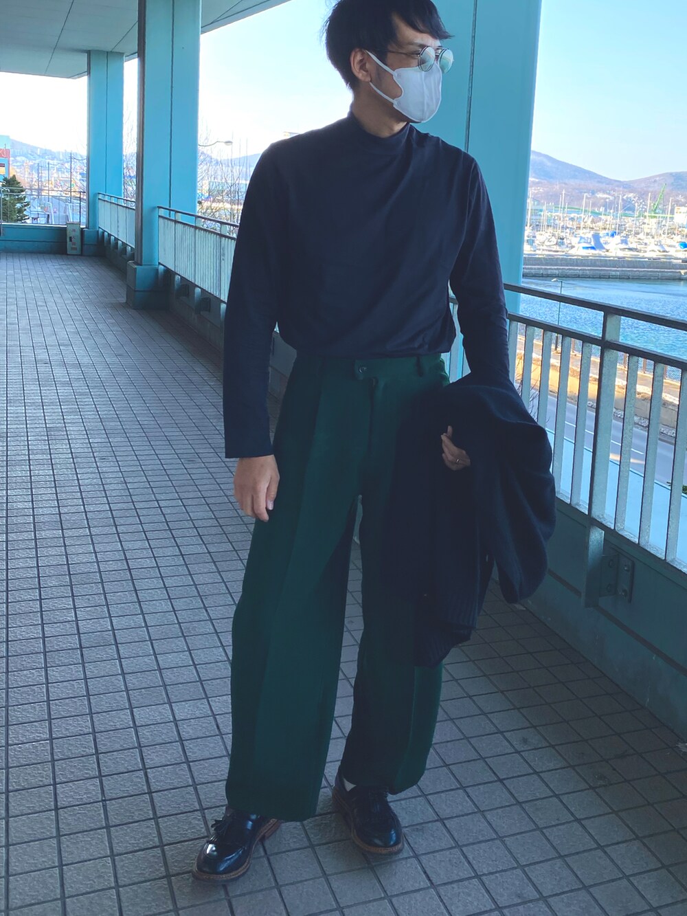 「春コーデ、オトナカジュアル、きれいめカジュアル、春アウター、はじめましてコーデ、おしゃれさんと繋がりたい、キレイめ、ワイドパンツ、カーディガン、モックネック、いいね、save、フォローお願いします🤑」｜「Church'sのアイテム（ドレスシューズ、ブラック系）」を使った、sasazunzunさん（メンズ・178cm）の春コーディネートの2枚目の写真