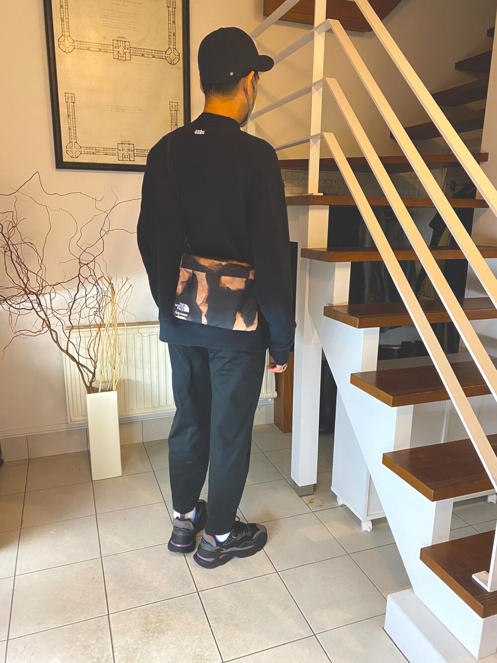 「WEARハロウィン2022、休日スタイル、カジュアル、おしゃれさんと繋がりたい、ビッグシルエット、シンプル、いいね、save、フォローお願いします🤑、大人カジュアル、スニーカー、秋冬コーデ、今日のコーデ、黒コーデ、スウェット」｜「032cのOVERSIZED ANTHEM CREWNECK SWEATSHIRT（スウェット、ブラック系）」を使った、sasazunzunさん（メンズ・178cm）の秋コーディネートの2枚目の写真