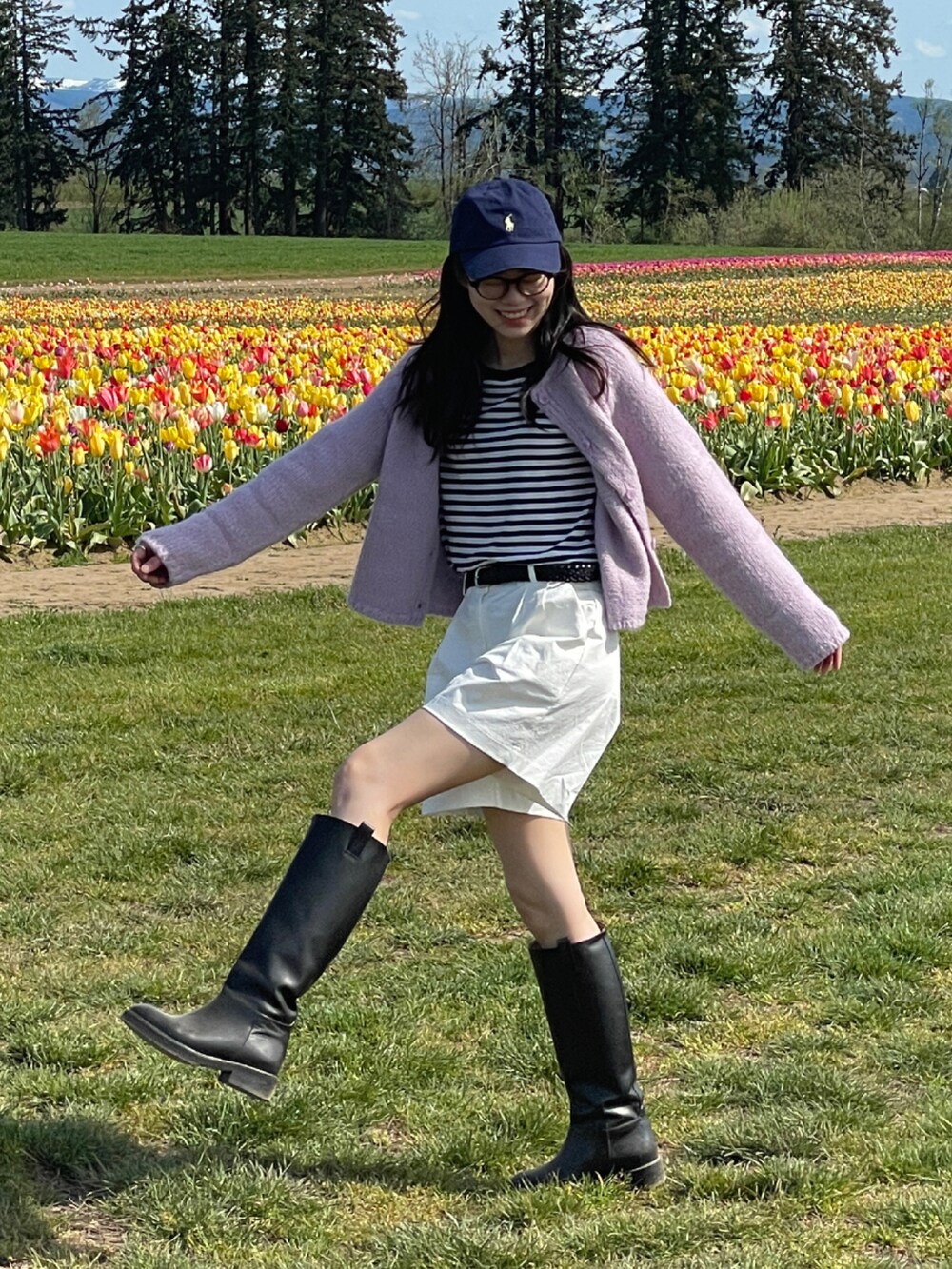 ホワイト系のその他パンツ、ブラック系のシューズ、ブラック系のTシャツ/カットソーを着用したレディースの春コーディネートの2枚目の写真