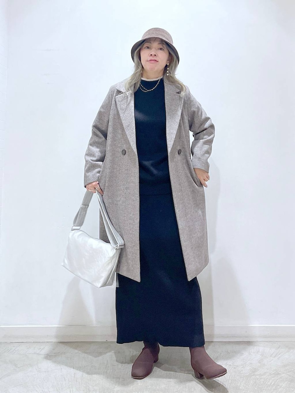 「高見え、カジュアル、着痩せ・細見え、休日コーデ、ママコーデ、楽ちんコーデ、秋コーデ、女子会、体型カバー、きれいめ、旅行、GLOBAL WORK、メルティニット_GLOBAL WORK、軽やかストレッチコート_GLOBAL WORK」｜「GLOBAL WORKの軽やかストレッチテーラーコート/ 194253（チェスターコート、ブラウン系）」を使った、mayu.【GLOBALWORK】さん（レディース・164cm）の冬コーディネートの3枚目の写真