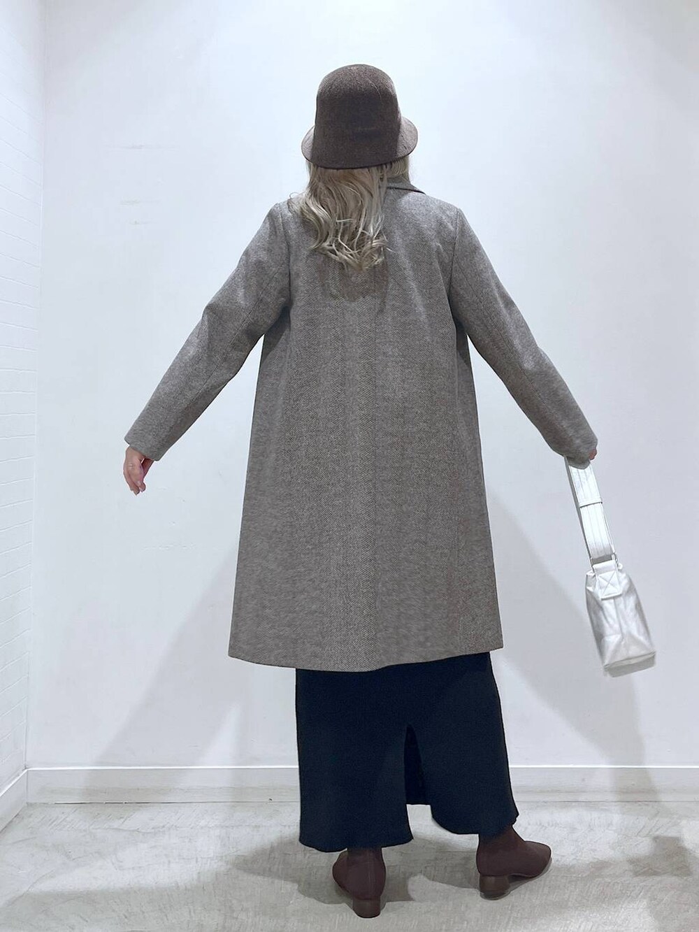 「高見え、カジュアル、着痩せ・細見え、休日コーデ、ママコーデ、楽ちんコーデ、秋コーデ、女子会、体型カバー、きれいめ、旅行、GLOBAL WORK、メルティニット_GLOBAL WORK、軽やかストレッチコート_GLOBAL WORK」｜「GLOBAL WORKの軽やかストレッチテーラーコート/ 194253（チェスターコート、ブラウン系）」を使った、mayu.【GLOBALWORK】さん（レディース・164cm）の冬コーディネートの2枚目の写真