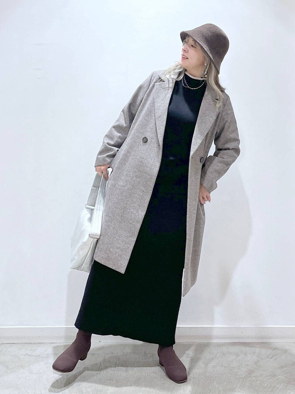 「高見え、カジュアル、着痩せ・細見え、休日コーデ、ママコーデ、楽ちんコーデ、秋コーデ、女子会、体型カバー、きれいめ、旅行、GLOBAL WORK、メルティニット_GLOBAL WORK、軽やかストレッチコート_GLOBAL WORK」｜「GLOBAL WORKの軽やかストレッチテーラーコート/ 194253（チェスターコート、ブラウン系）」を使った、mayu.【GLOBALWORK】さん（レディース・164cm）の冬コーディネートの6枚目の写真