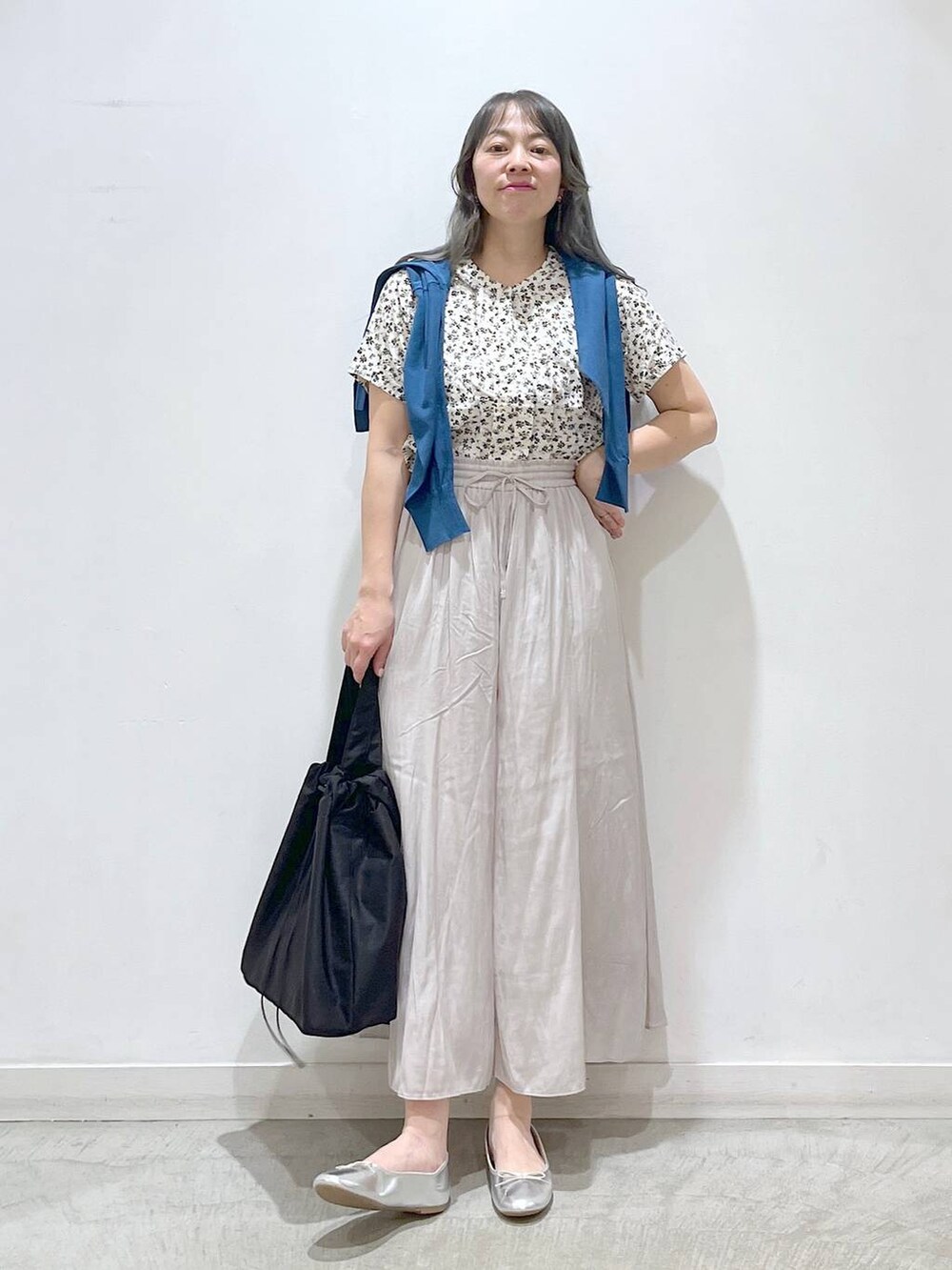 「女子会、体型カバー、きれいめ、旅行、GLOBAL WORK、カーディガン、ワイドパンツ、さらさらリラックス_GLOBAL WORK、サラサラリラックスシリーズ_GLOBAL WORK、ブラウス、バッグ、高見え、カジュアル、着痩せ・細見え、休日コーデ」|「GLOBAL WORKのらくっション撥水バレエ/963491(バレエシューズ、グレー系)」を使った、mayu.【GLOBALWORK】さん(レディース・164cm)の春コーディネートの7枚目の写真