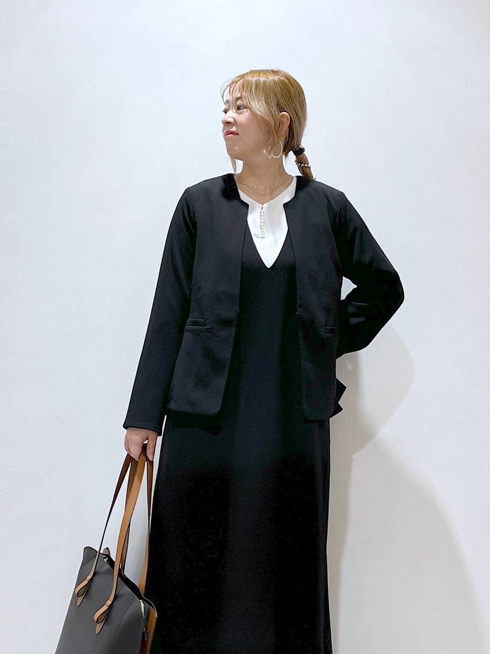 「高見え、休日コーデ、カジュアル、着痩せ・細見え、ママコーデ、楽ちんコーデ、女子会、体型カバー、きれいめ、GLOBAL WORK、ワンピース、入学式・卒業式、春コーデ、ジャケット、ブラウス」|「GLOBAL WORKのらくっション撥水フィットパンプス/961224(パンプス、グレー系)」を使った、mayu.【GLOBALWORK】さん(レディース・164cm)の冬コーディネートの3枚目の写真