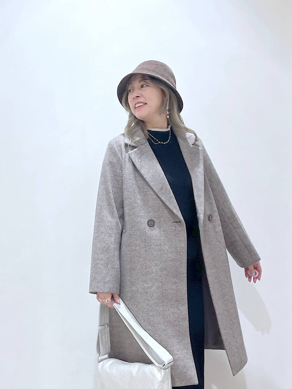 「高見え、カジュアル、着痩せ・細見え、休日コーデ、ママコーデ、楽ちんコーデ、秋コーデ、女子会、体型カバー、きれいめ、旅行、GLOBAL WORK、メルティニット_GLOBAL WORK、軽やかストレッチコート_GLOBAL WORK」｜「GLOBAL WORKの軽やかストレッチテーラーコート/ 194253（チェスターコート、ブラウン系）」を使った、mayu.【GLOBALWORK】さん（レディース・164cm）の冬コーディネートの4枚目の写真