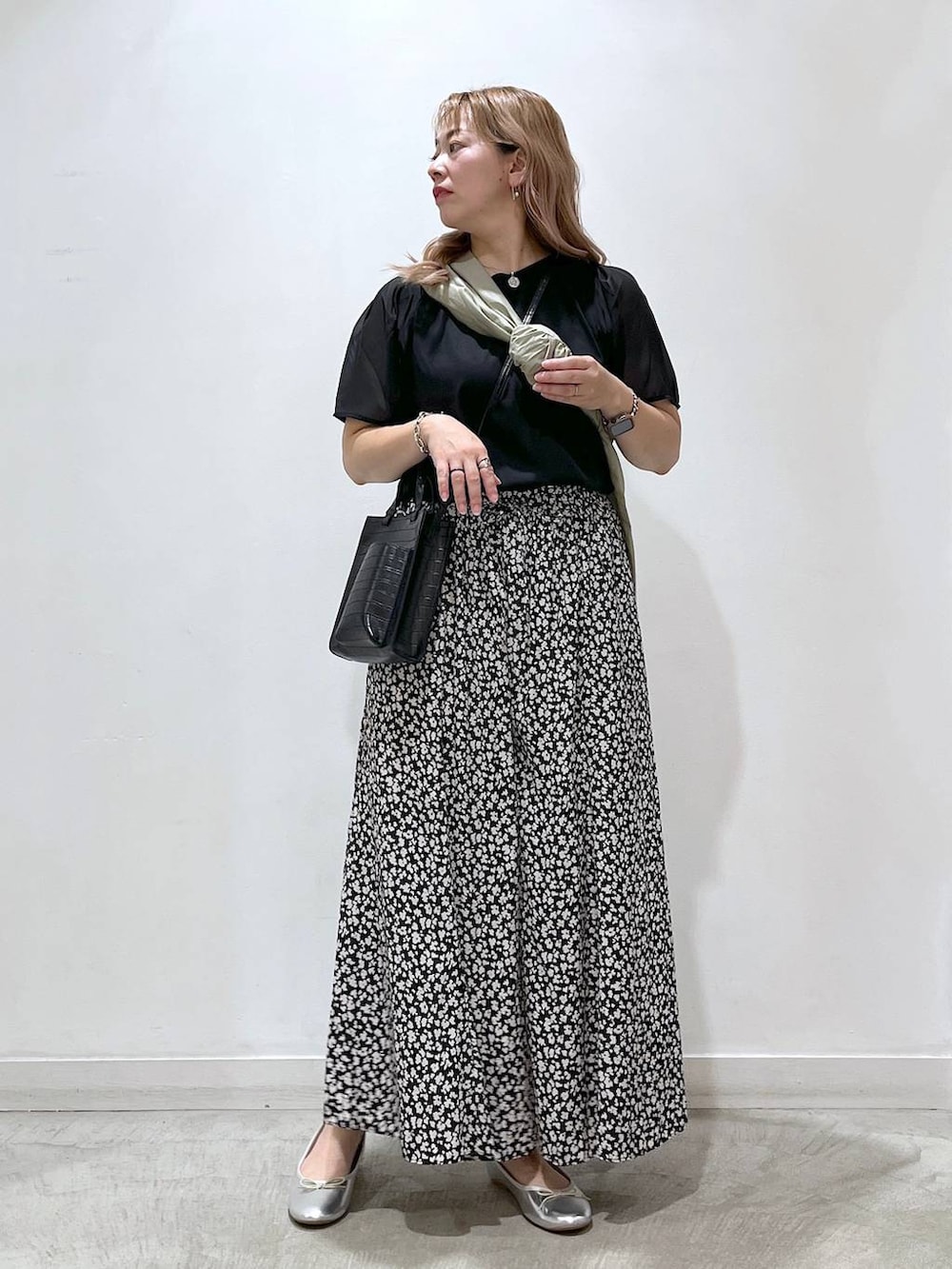 「休日コーデ、高見え、カジュアル、着痩せ・細見え、GLOBAL WORK、女子会、ママコーデ、楽ちんコーデ、体型カバー、旅行、きれいめ、セールコーデ、Tシャツ、リネン・透けアイテム、ワイドパンツ」｜「GLOBAL WORKのさらさらサテンフレアワイドパンツ/163429（その他パンツ、ブラック系）」を使った、mayu.【GLOBALWORK】さん（レディース・164cm）の夏コーディネートの3枚目の写真