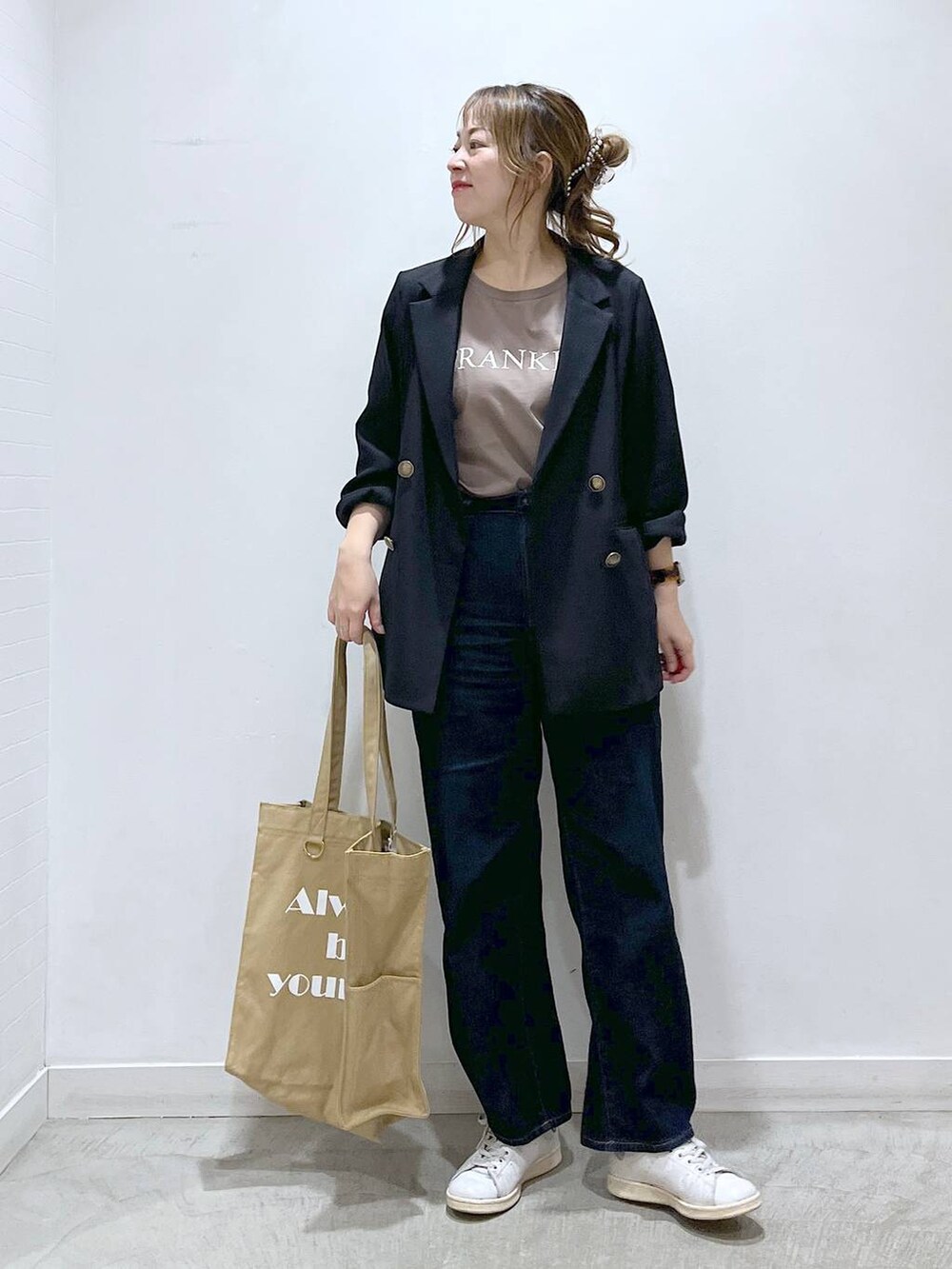 ブルー系のテーラードジャケット、ベージュ系のトートバッグ、ブルー系のデニムパンツを着用したレディースの春コーディネートの8枚目の写真