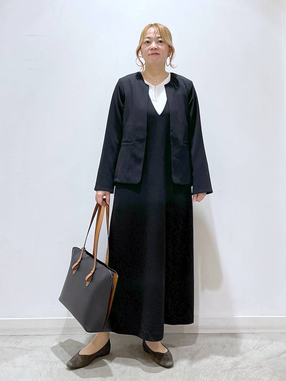 「高見え、休日コーデ、カジュアル、着痩せ・細見え、ママコーデ、楽ちんコーデ、女子会、体型カバー、きれいめ、GLOBAL WORK、ワンピース、入学式・卒業式、春コーデ、ジャケット、ブラウス」|「GLOBAL WORKのらくっション撥水フィットパンプス/961224(パンプス、グレー系)」を使った、mayu.【GLOBALWORK】さん(レディース・164cm)の冬コーディネートの5枚目の写真