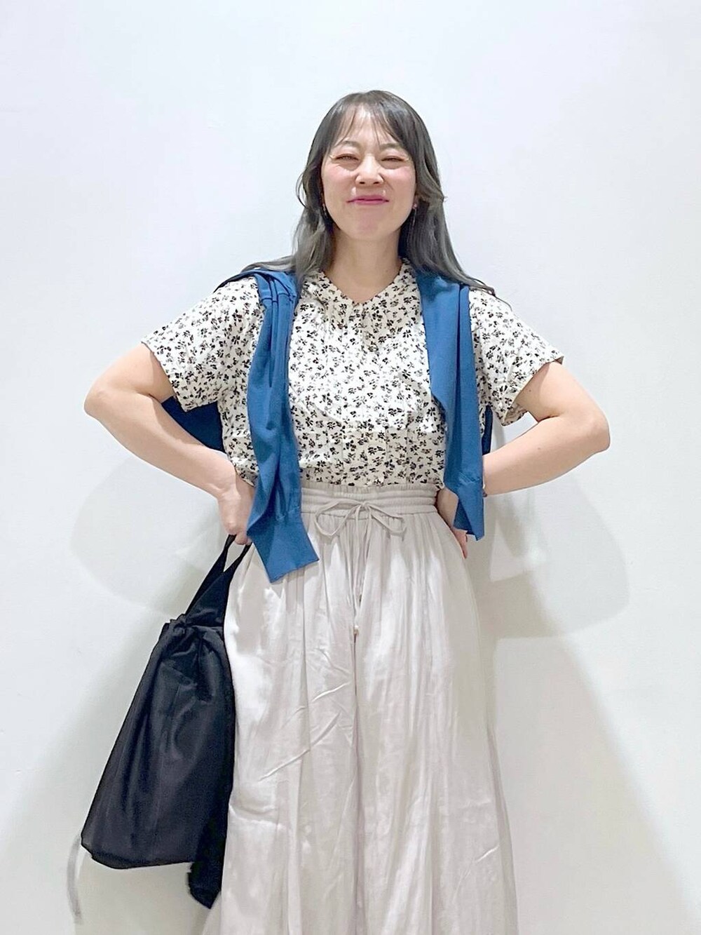 「女子会、体型カバー、きれいめ、旅行、GLOBAL WORK、カーディガン、ワイドパンツ、さらさらリラックス_GLOBAL WORK、サラサラリラックスシリーズ_GLOBAL WORK、ブラウス、バッグ、高見え、カジュアル、着痩せ・細見え、休日コーデ」|「GLOBAL WORKのらくっション撥水バレエ/963491(バレエシューズ、グレー系)」を使った、mayu.【GLOBALWORK】さん(レディース・164cm)の春コーディネートの3枚目の写真