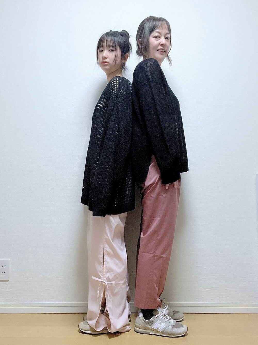 「高見え、カジュアル、着痩せ・細見え、休日コーデ、ママコーデ、楽ちんコーデ、春コーデ、体型カバー、きれいめ、旅行、GLOBAL WORK、テーパードパンツ、ウツクシルエット_GLOBAL WORK、ウツクシルエットパンツ_GLOBAL WORK、キッズ服」｜「GLOBAL WORKのサイドオープンパラシュートパンツ/AND YUA ANY/106445（その他パンツ、ピンク系）」を使った、mayu.【GLOBALWORK】さん（キッズ・155cm）の春コーディネートの4枚目の写真