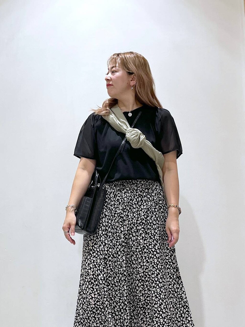 「休日コーデ、高見え、カジュアル、着痩せ・細見え、GLOBAL WORK、女子会、ママコーデ、楽ちんコーデ、体型カバー、旅行、きれいめ、セールコーデ、Tシャツ、リネン・透けアイテム、ワイドパンツ」｜「GLOBAL WORKのさらさらサテンフレアワイドパンツ/163429（その他パンツ、ブラック系）」を使った、mayu.【GLOBALWORK】さん（レディース・164cm）の夏コーディネートの6枚目の写真