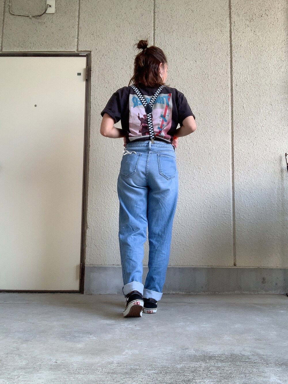 ブラック系のTシャツ/カットソー、ブルー系のデニムパンツ、ブラック系のスニーカーを着用したレディースの夏コーディネートの2枚目の写真