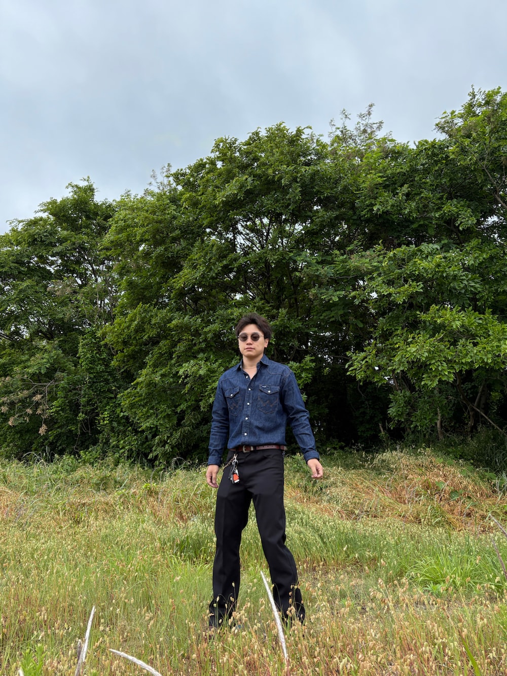 「WranglerのWrangler/ラングラー Wrancher Dress Pants/ランチャードレスパンツ/センタープレス フレアパンツ（スラックス、ブラック系）」を使った、はやとさん（骨格ウェーブ・メンズ・163cm）の夏コーディネートの3枚目の写真