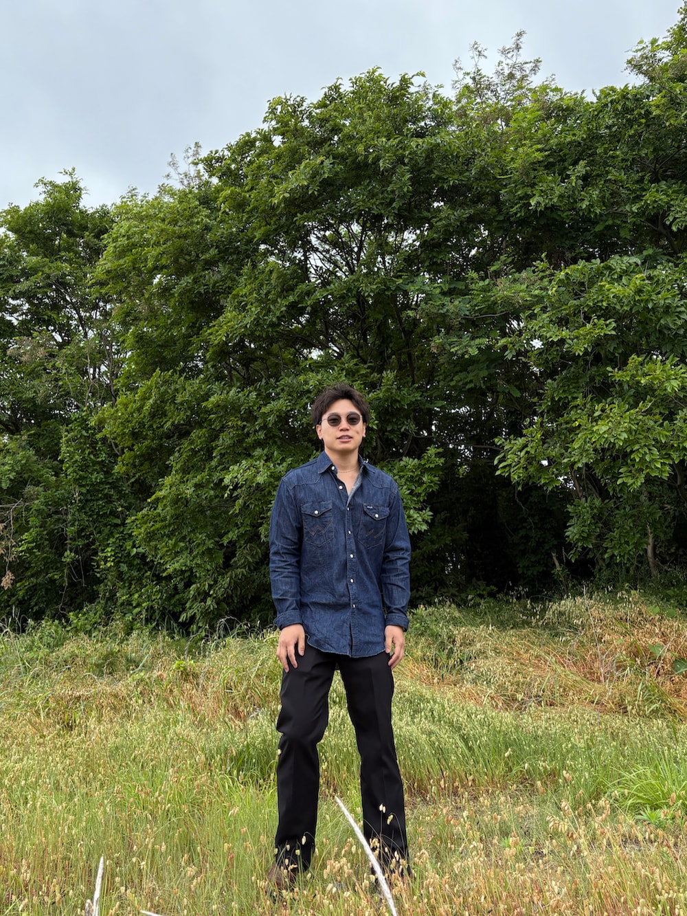 「WranglerのWrangler/ラングラー Wrancher Dress Pants/ランチャードレスパンツ/センタープレス フレアパンツ（スラックス、ブラック系）」を使った、はやとさん（骨格ウェーブ・メンズ・163cm）の夏コーディネートの4枚目の写真