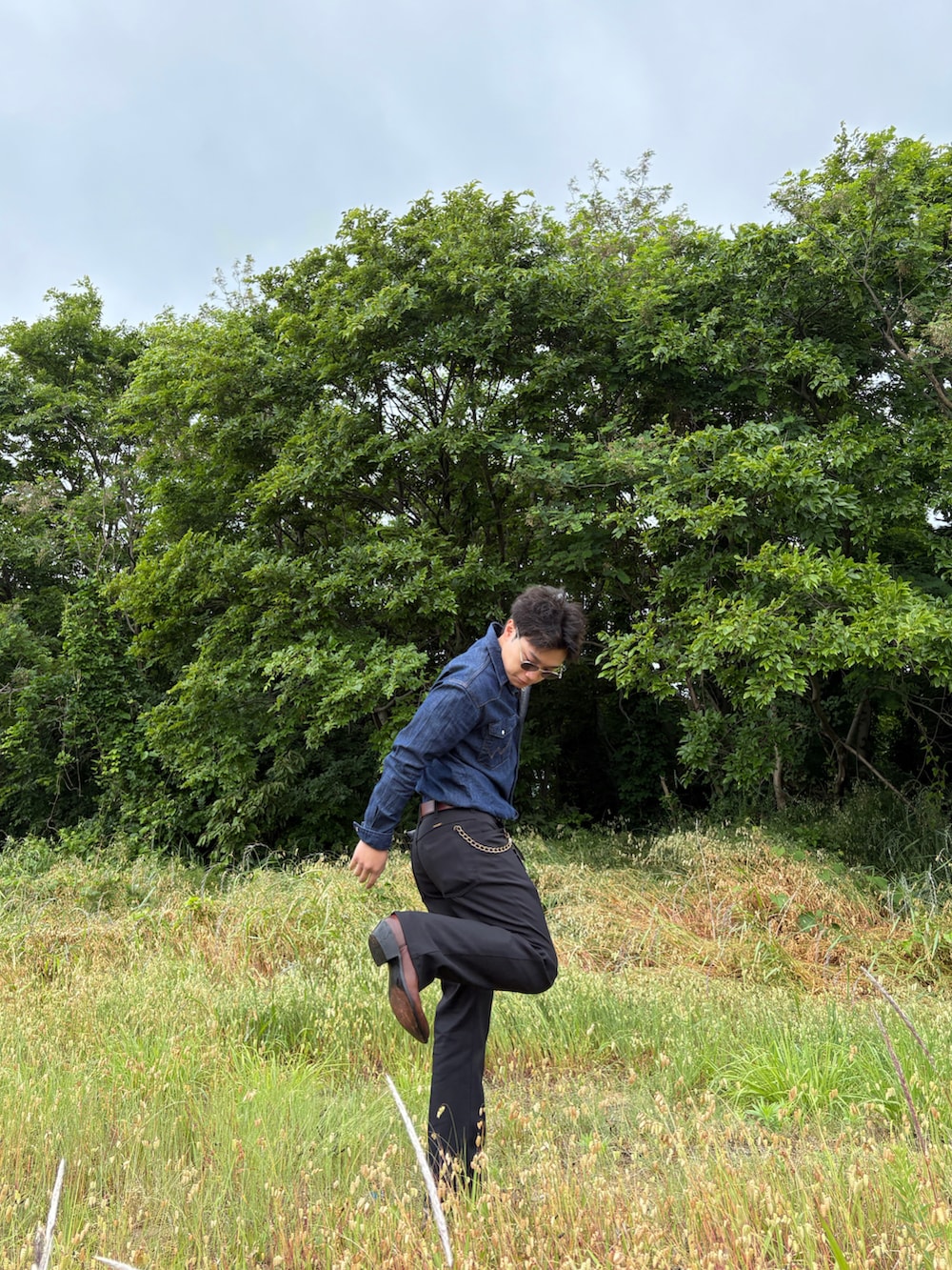 「WranglerのWrangler/ラングラー Wrancher Dress Pants/ランチャードレスパンツ/センタープレス フレアパンツ（スラックス、ブラック系）」を使った、はやとさん（骨格ウェーブ・メンズ・163cm）の夏コーディネートの2枚目の写真