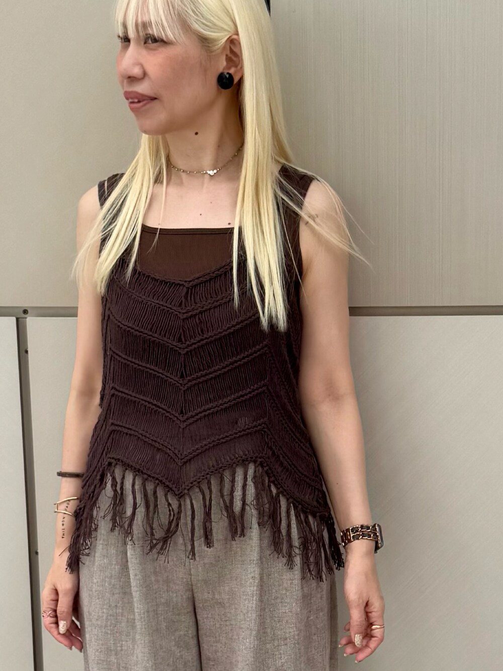 ベージュ系のその他パンツ、ブラウン系のニット/セーター、ブラウン系のタンクトップを着用したレディースの夏コーディネートの2枚目の写真