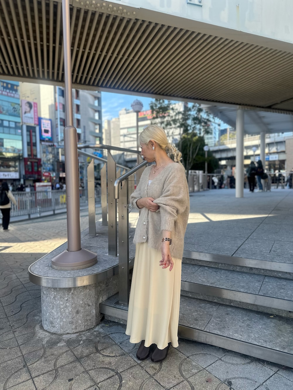 ベージュ系のカーディガン/ボレロ、イエロー系のスカート、その他のその他を着用したレディースの冬コーディネートの3枚目の写真