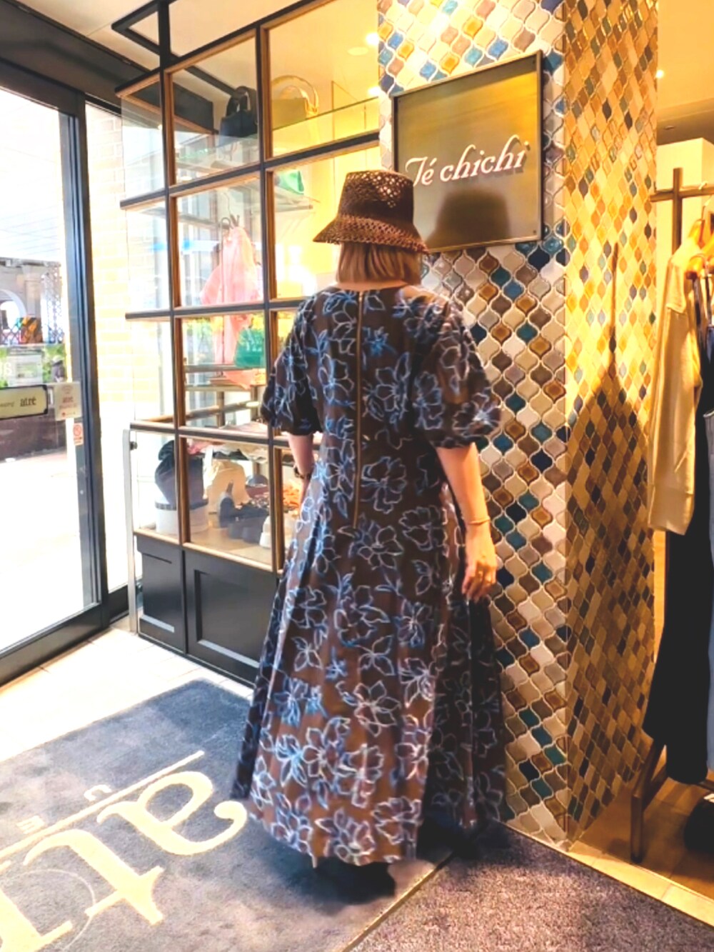 「テチチ(Te chichi)、Te chichi(Te chichi)、Techichi、ワンピース、花柄ワンピース、今日のコーデ、ボリューム袖、ロングワンピース、ミュール、麦わら帽子、いいね、save、フォローお願いします🤑、いいね・save・フォローありがとうございます🥰、おしゃれさんと繋がりたい」|「Te chichiのキトゥンヒールラウンドミュール(サンダル、ホワイト系)」を使った、まさこさん(レディース・157cm)の春コーディネートの3枚目の写真