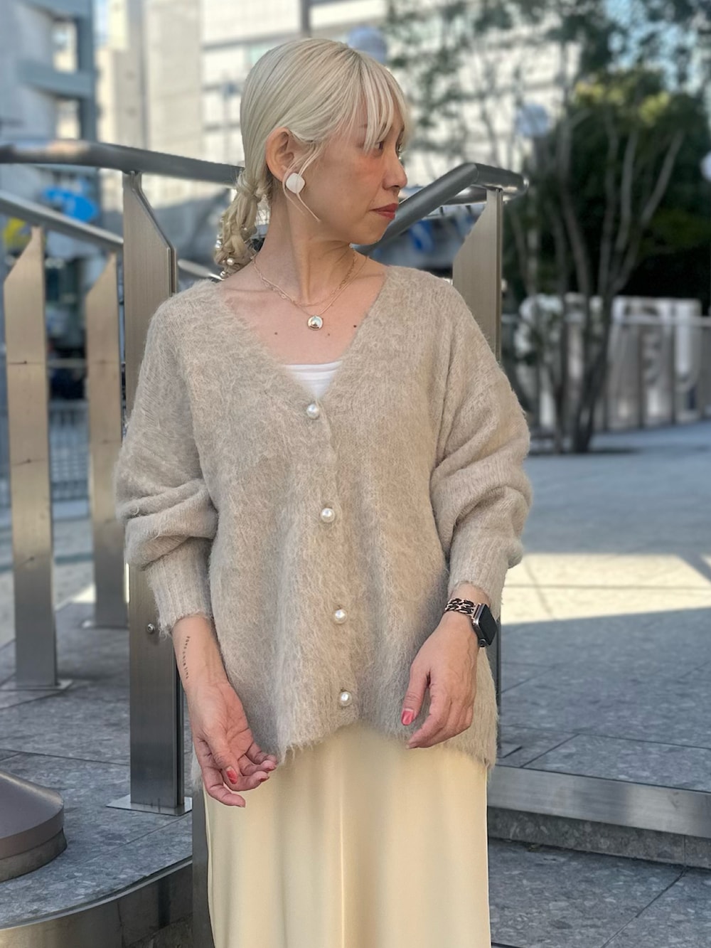 ベージュ系のカーディガン/ボレロ、イエロー系のスカート、その他のその他を着用したレディースの冬コーディネートの2枚目の写真