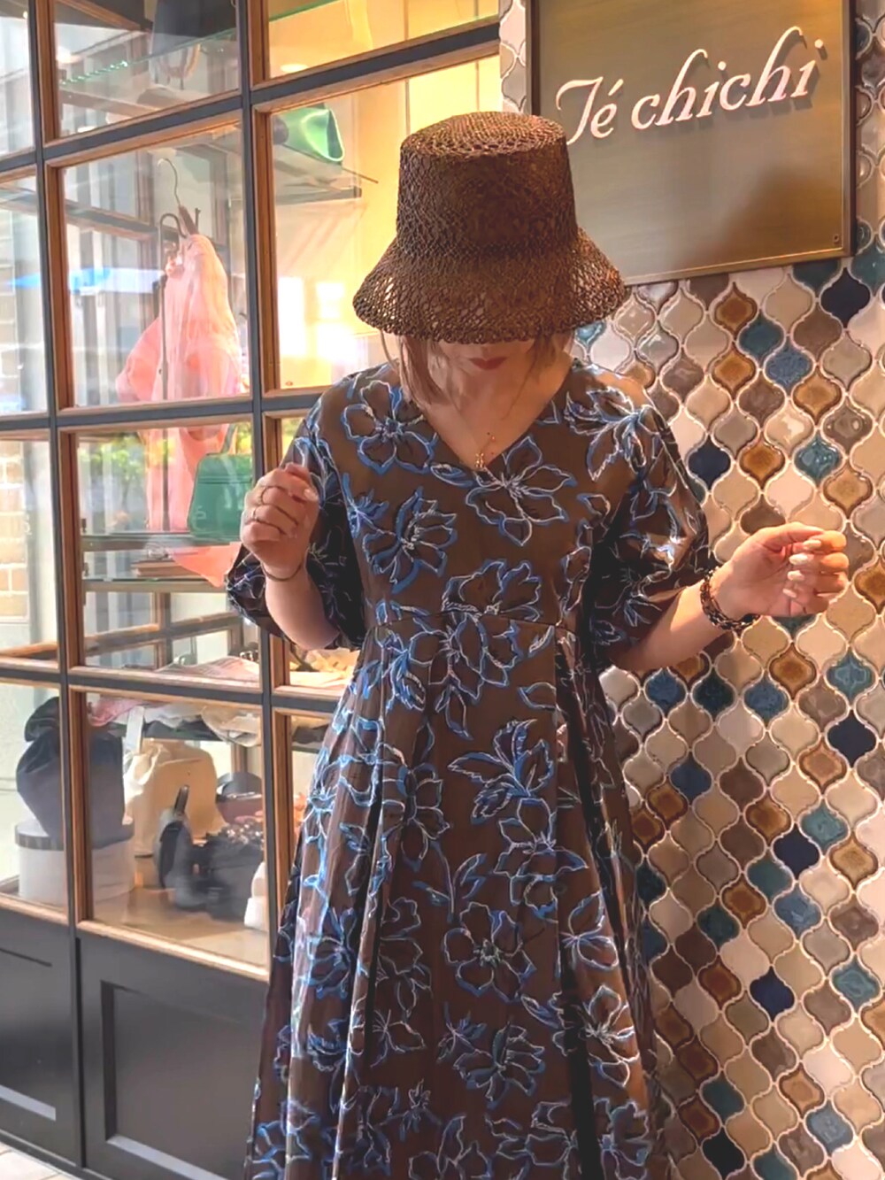 「テチチ(Te chichi)、Te chichi(Te chichi)、Techichi、ワンピース、花柄ワンピース、今日のコーデ、ボリューム袖、ロングワンピース、ミュール、麦わら帽子、いいね、save、フォローお願いします🤑、いいね・save・フォローありがとうございます🥰、おしゃれさんと繋がりたい」|「Te chichiのキトゥンヒールラウンドミュール(サンダル、ホワイト系)」を使った、まさこさん(レディース・157cm)の春コーディネートの5枚目の写真