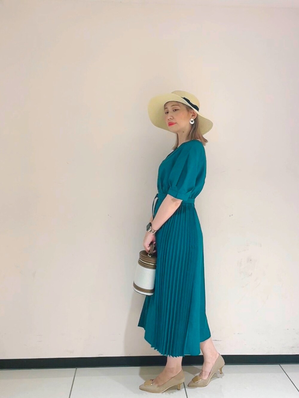 「今日のコーデ、大人コーデ、夏、ワンピーススタイル、いいね、save、フォローお願いします🤑、グリーンコーデ、骨格ウェーブ、ミニバッグ、テチチ(Te chichi)、Te chichi(Te chichi)、Techichi、むぎわら帽子、カンカン帽、パンプス」|「Te chichiのFABRICシートヒールパンプス(パンプス、ベージュ系)」を使った、まさこさん(レディース・157cm)の春コーディネートの2枚目の写真