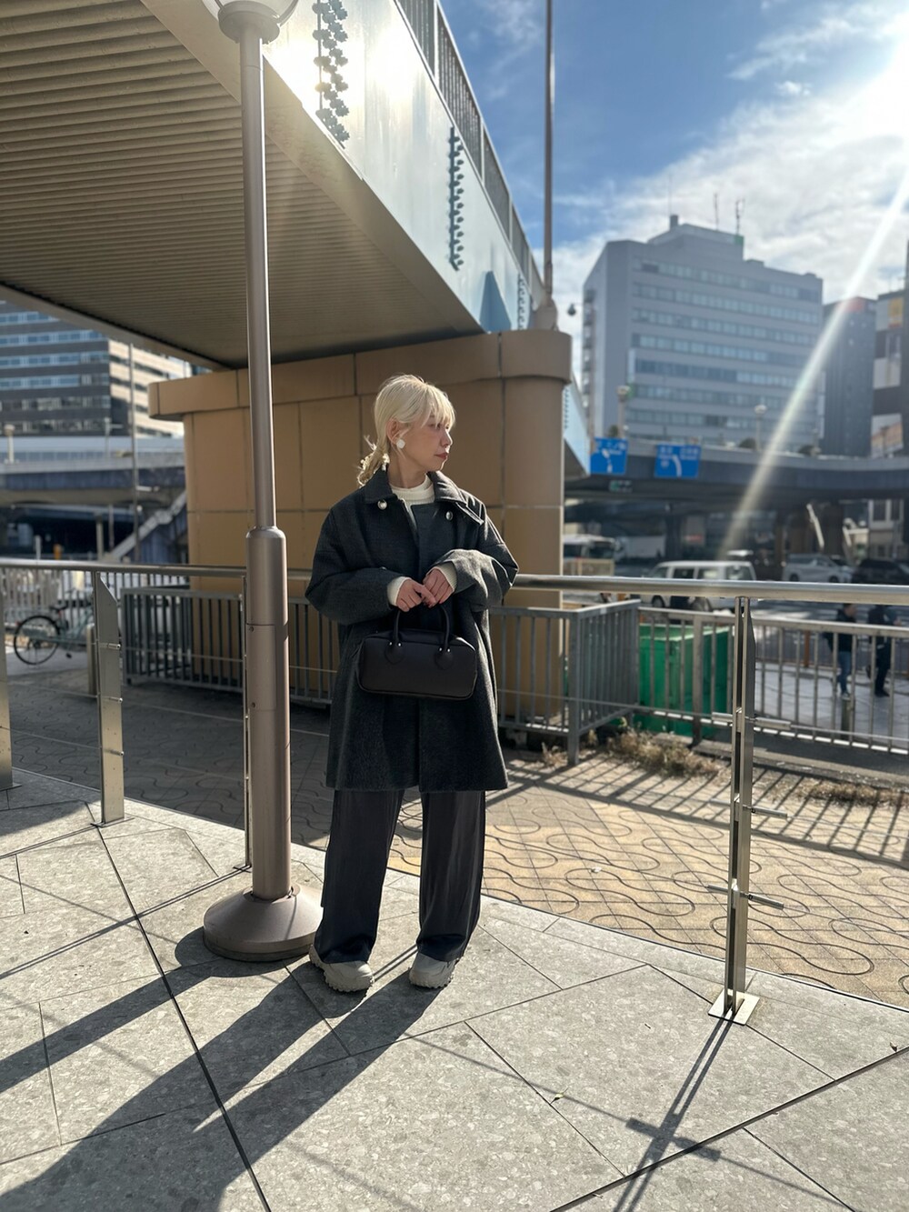 グレー系のその他アウター、グレー系のその他パンツ、ブラック系のハンドバッグを着用したレディースの冬コーディネートの2枚目の写真