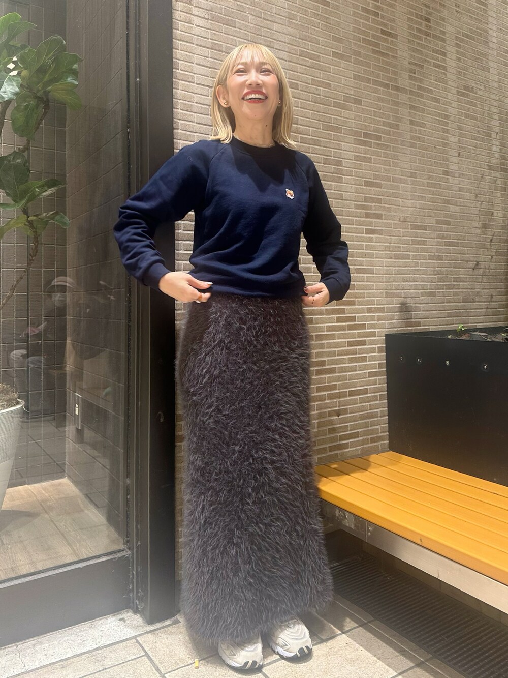 「休日スタイル、テチチ(Te chichi)、Techichi、Te chichi(Te chichi)、スウェット、ニットスカート、ootd、ニューバランス、メゾンキツネ、ハイトーンカラー」|「Te chichiの【宮本茉由着用】シャギーニットロングスカート(スカート、グレー系)」を使った、まさこさん(レディース・157cm)の冬コーディネートの2枚目の写真