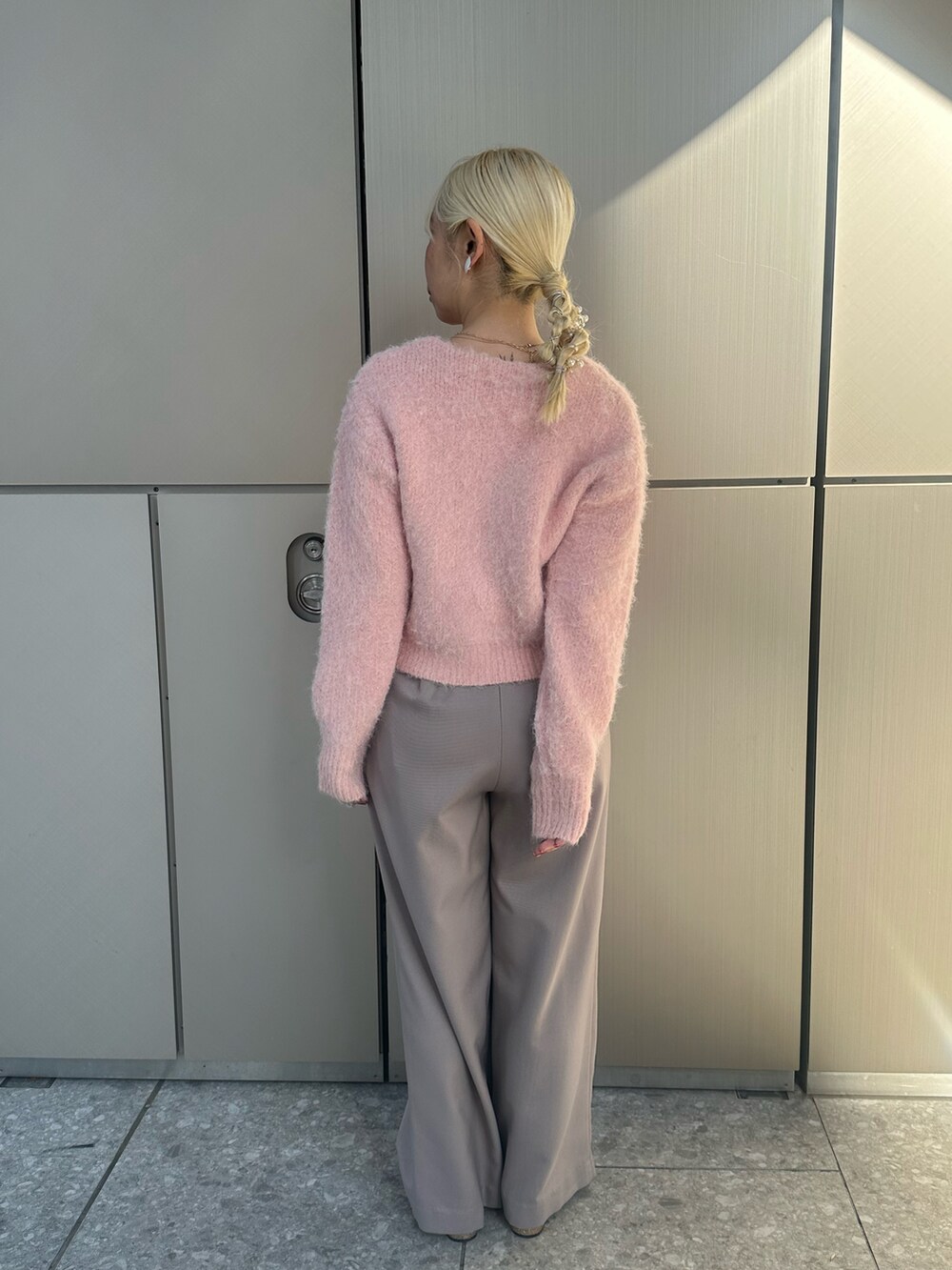 ピンク系のカーディガン/ボレロ、ベージュ系のその他パンツ、ゴールド系のパンプスを着用したレディースの冬コーディネートの3枚目の写真