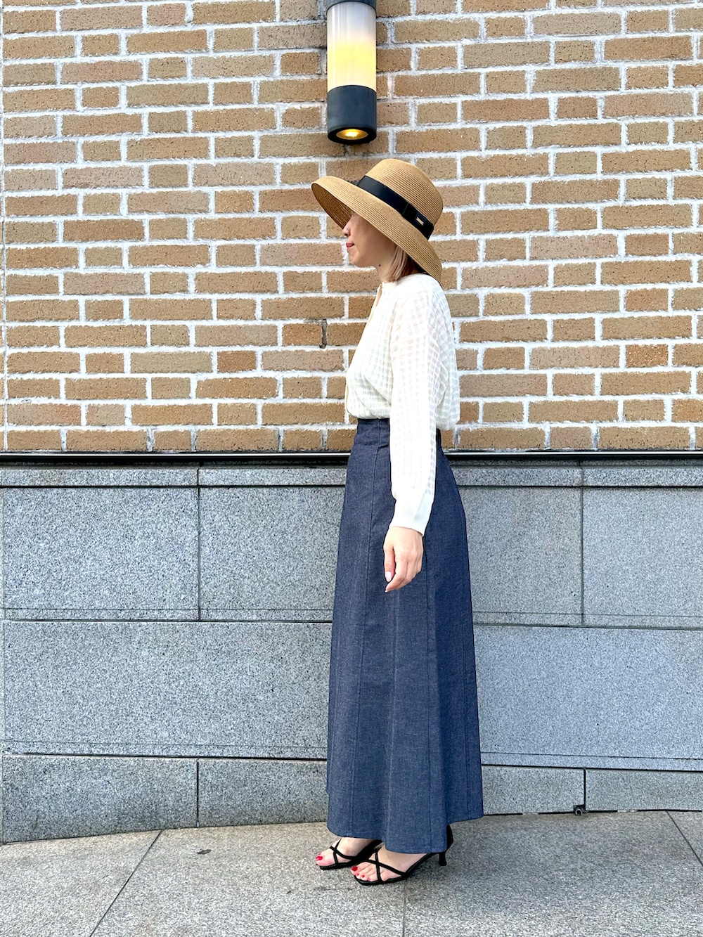 「テチチ(Te chichi)、Te chichi(Te chichi)、Techichi、休日スタイル、麦わら帽子、シアートップス、カーディガン、デニムスカート、サンダル、夏コーデ、初夏コーデ、いいね、save、フォローお願いします🤑、いいね・save・フォローありがとうございます🥰、骨格ウェーブ、イエベ春」|「Te chichiのシアーチェックカーディガン(カーディガン/ボレロ、ホワイト系)」を使った、まさこさん(レディース・157cm)の春コーディネートの2枚目の写真