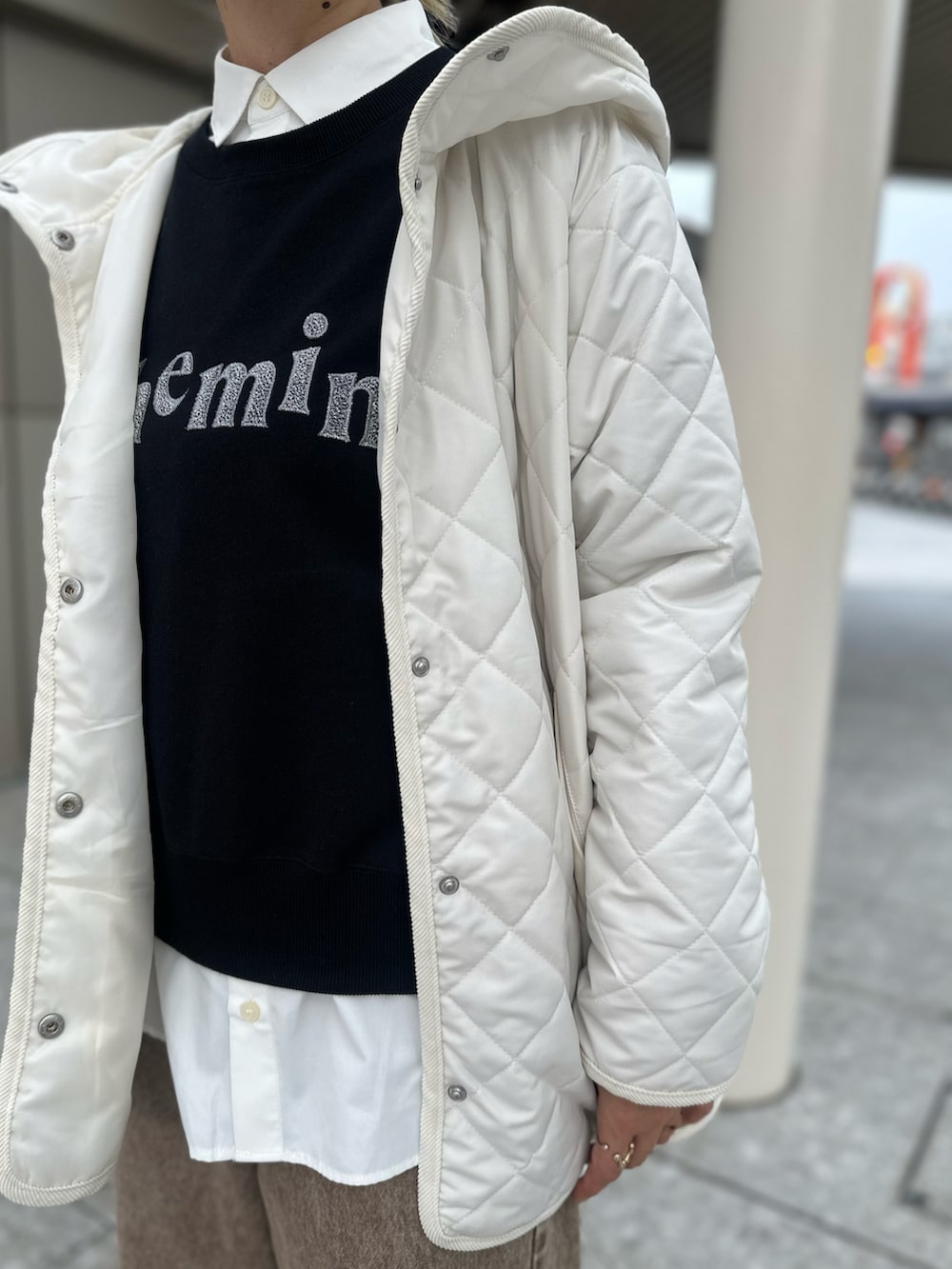 ホワイト系のその他アウター、ブルー系のスウェット、ホワイト系のシャツ/ブラウスを着用したレディースの秋コーディネートの3枚目の写真