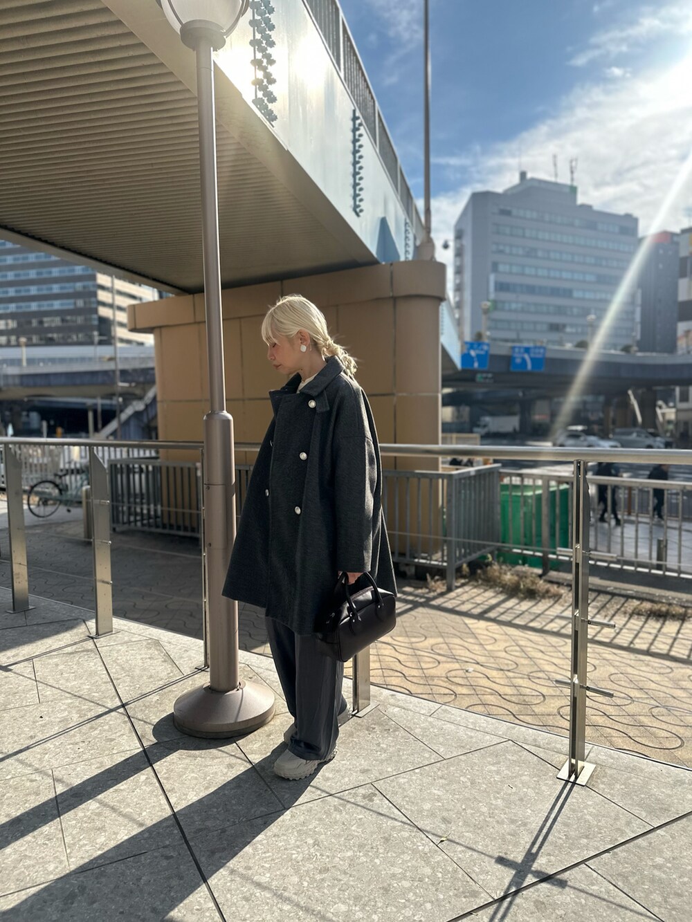 グレー系のその他アウター、グレー系のその他パンツ、ブラック系のハンドバッグを着用したレディースの冬コーディネートの3枚目の写真