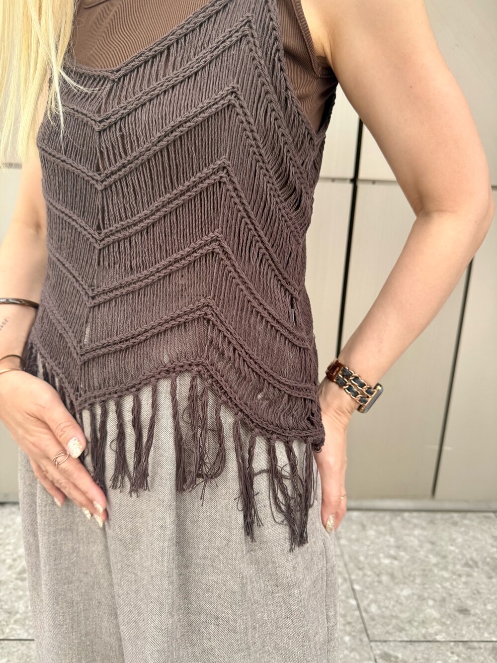 ベージュ系のその他パンツ、ブラウン系のニット/セーター、ブラウン系のタンクトップを着用したレディースの夏コーディネートの3枚目の写真
