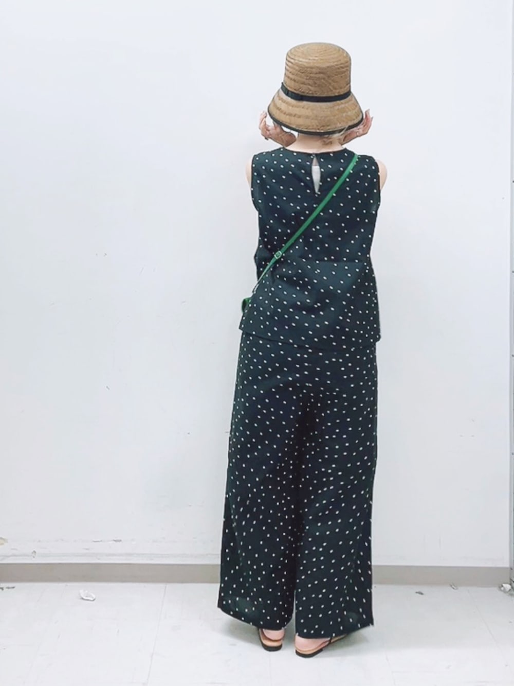 「夏、きれいめカジュアル、シンプル、セットアップ、ドット、テチチ(Te chichi)、Techichi、Te chichi(Te chichi)、ルノンキュール、lugnoncure、ミニバッグ、むぎわら帽子、大人カジュアル、いいね、save、フォローお願いします🤑、骨格ウェーブ」|「Lugnoncureのマルチウェイショルダーバッグ(ショルダーバッグ、グリーン系)」を使った、まさこさん(レディース・157cm)の夏コーディネートの2枚目の写真
