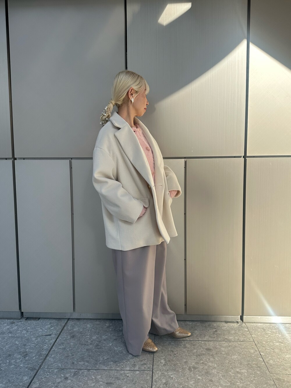 ピンク系のカーディガン/ボレロ、ベージュ系のその他アウター、ベージュ系のその他パンツを着用したレディースの冬コーディネートの3枚目の写真